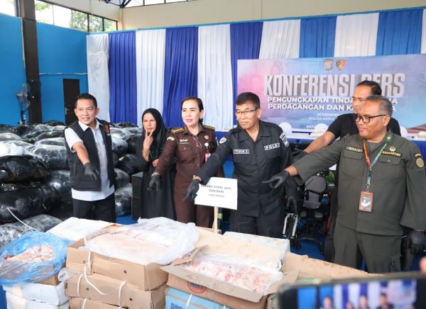 Modus Licik di Perairan Karimun: AIS Dimatikan, 5.000 Kotak Daging Ilegal dari Singapura Nyaris Lolos
