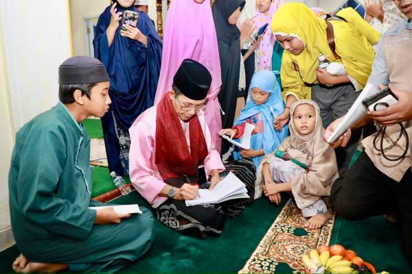 anak-anak berburu tandatangan wali kota amsakar Anak-anak Serbu Wali Kota Batam Amsakar Achmad Minta Tanda Tangan Usai Tarawih