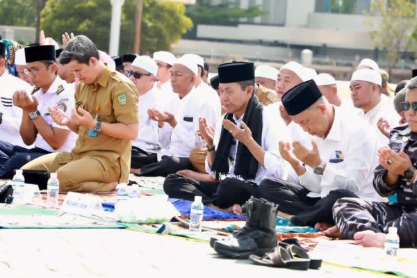 Panas Ekstrem Melanda Batam! Ratusan Warga Gelar Salat Istisqa di Engku Putri, Krisis Air Mulai Mengancam