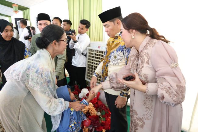 Momen Haru Lebaran! Kapolda Kepri Santuni Anak Yatim Usai Sholat Id