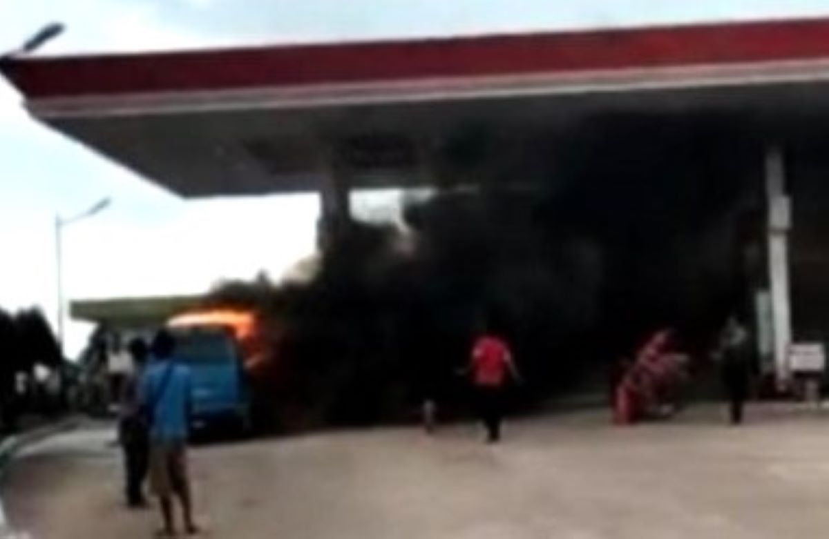Detik-Detik Mobil Terbakar di SPBU Sagulung Batam, Warga Berhamburan Hindari Api