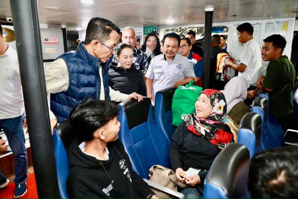 Subuh-Subuh Sidak Pelabuhan Sekupang, Amsakar–Li Claudia Temui Pemudik dan Bagi-bagi Sembako
