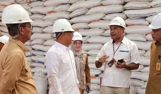wagub kepri tinjau gudang bulog batam Isu Sembako Langka di Batam? Wagub Kepri Bongkar Fakta Stok Beras & Minyak Jelang Lebaran!