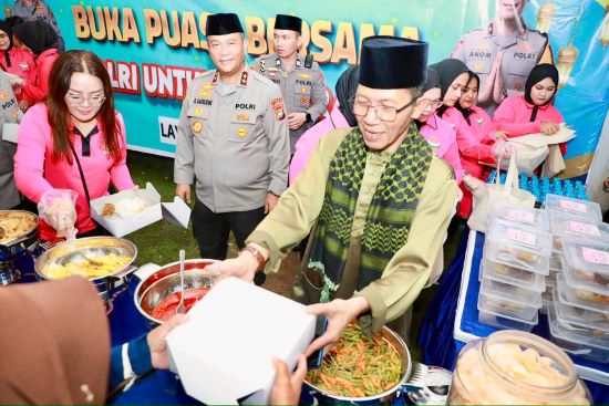 Momen Hangat di Galang, Amsakar dan Kapolda Kepri Layani Warga Saat Buka Puasa