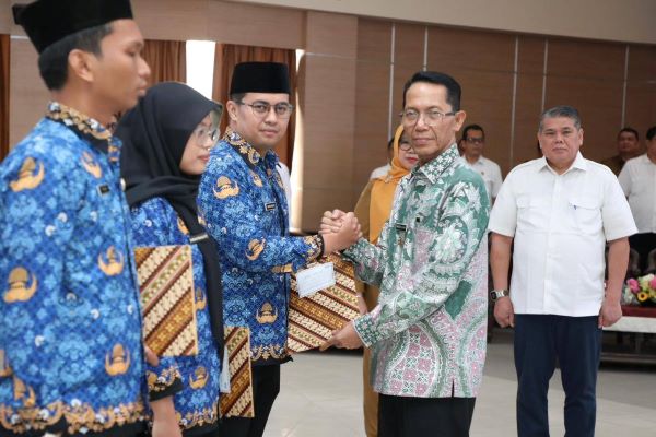 83 CPNS Batam Naik Status Jadi PNS, Amsakar Achmad: Jangan Jadi Pegawai ‘Datang-Pulang’!