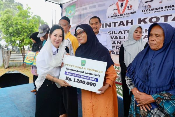 Hujan Deras Tak Hentikan Aksi! Li Claudia Janjikan Semua Lansia Batam Dapat Bantuan Rp400 Ribu/Bulan
