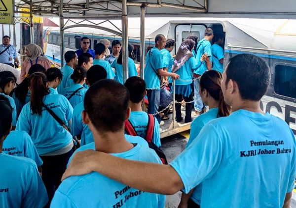 pemulangan wni dari johor bahru 281 WNI Dipulangkan dari Malaysia ke Batam! Ada Balita Terpisah dari Ibu hingga PMI Sakit, Kisahnya Bikin Haru