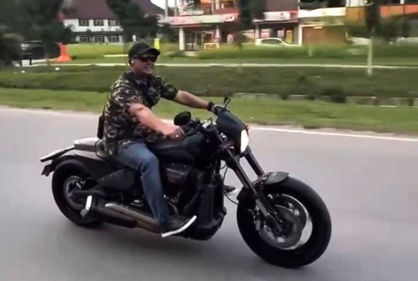 Aksi Ketua DPRD Kepri Naik Moge Tanpa Helm Berujung Tilang Rp500 Ribu Aksi Ketua DPRD Kepri Naik Moge Tanpa Helm Berujung Tilang Rp500 Ribu