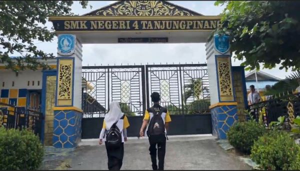 SMKN 4 Tanjungpinang Disorot soal Dana BOS, Ini Penjelasan Lengkap Pihak Sekolah SMKN 4 Tanjungpinang Disorot soal Dana BOS, Ini Penjelasan Lengkap Pihak Sekolah