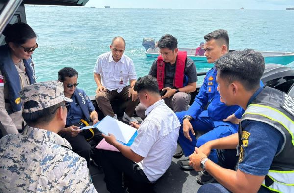 dua nelayan dipulangkan kjri johor bahru Sempat Hanyut hingga Masuk Malaysia, Dua Nelayan Batam Akhirnya Dipulangkan Lewat Serah Terima di Laut