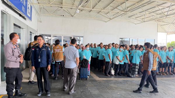 kjri johor bahru pulangkan pmi Jelang Idul Adha, 190 WNI Dipulangkan dari Malaysia ke Batam, Ada Lansia dan Anak-anak