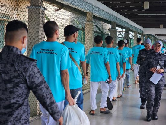232 WNI Dipulangkan dari Malaysia ke Batam, Ada Bayi 3 Bulan yang Terpisah dari Ibunya di Tahanan Imigrasi