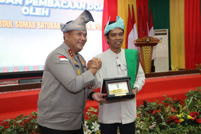 kapolda kepri dengan uas Kapolda Kepri Terima Penghargaan Gurindam 12, UAS Apresiasi Pelestarian Budaya Melayu
