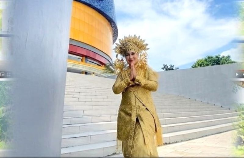 Busana Melayu Kepri Memukau di Panggung Nasional! Baiq Tri Hastuti Raih Best Catwalk HUT IKWI ke-65