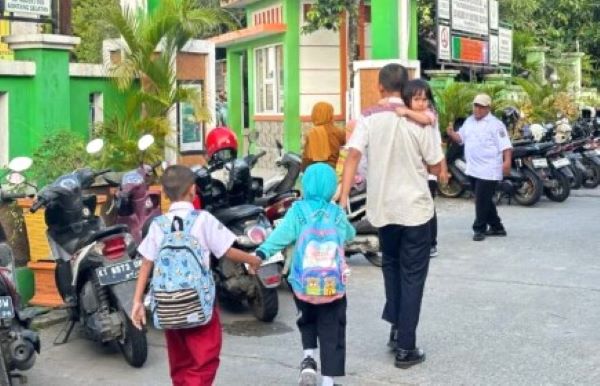gerakan ayah antar anak ke sekolah ASN Batam Boleh Telat Masuk Kerja demi Antar Anak Sekolah, Bagaimana Nasib Pekerja Swasta?