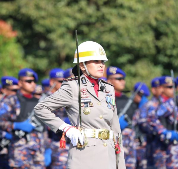 Cetak Sejarah! Polwan Pertama Pimpin Upacara HUT Bhayangkara ke-80 di Polda Kepri, Sosok AKBP Nanda Jadi Sorotan