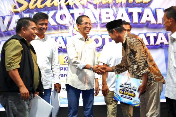 Program Amsakar-Li Claudia Dipuji Warga Nongsa, Seragam Gratis hingga Beasiswa Jadi Andalan