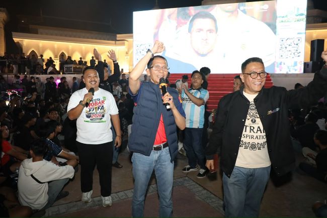 Amsakar Achmad Nobar Final Piala Dunia 2026 dengan Ribuan Warga Batam di Dataran Engku Putri