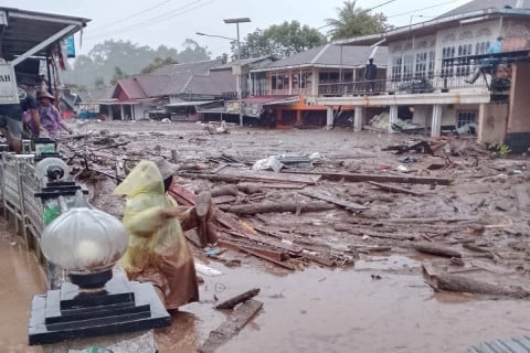 6415092846-banjir-bandang-di-agam-sumbar-2-warga-meninggal-dan-1-hilang-qjz_(1)