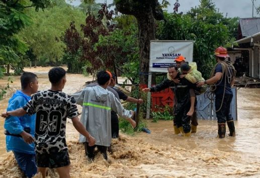 Banjir Besar Kepung Padang! Mobil Hanyut, Ratusan Warga Dievakuasi, Rumah Sakit Ikut Terendam