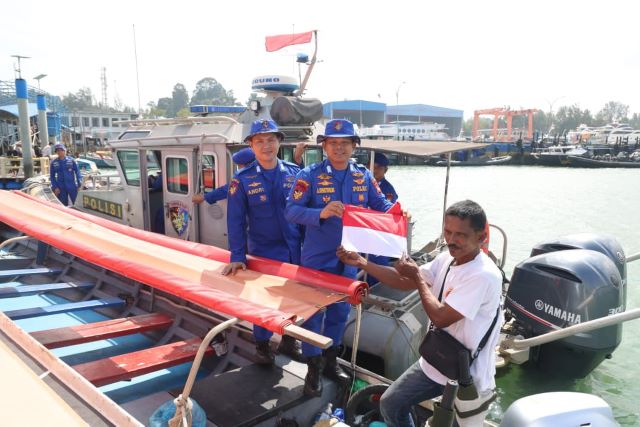 Semarak HUT RI ke-81! Ditpolairud Polda Kepri Pasang 2.500 Bendera Merah Putih di Kapal-kapal Batam