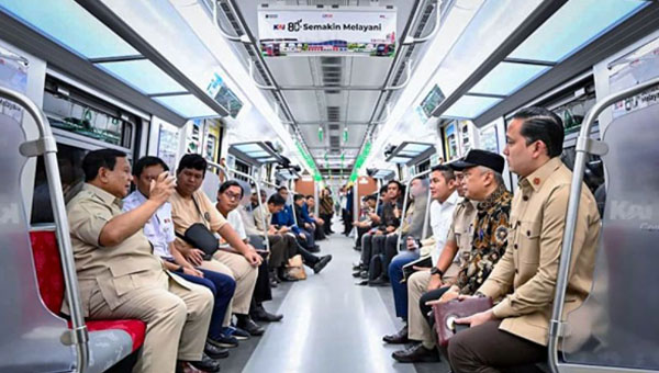 Presiden Prabowo Subianto mencoba meniki KRL.(foto Setneg)