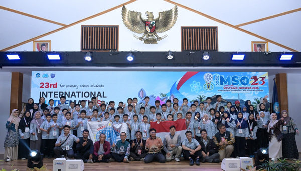 Siswa SD Indonesia berpose bersama di IMSO-23 2026, Depok, Jawa Barat. (foto Kemendikdasmen)