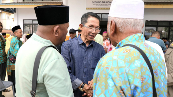 Wali Kota Batam, Amsakar Achmad, berbincang dengan tokoh agama saat silaturahmi bersama RT, RW, LPM dan tokoh masyarakat serta agama di Belakang Padang, Minggu (11/10/2026). (Humas Diskominfo Batam)