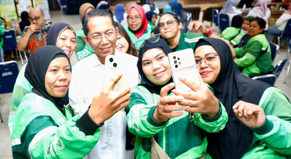 Sejumlah peserta Penyuluhan Peningkatan Kapasitas Perempuan dan Perlindungan Anak berswafoto bersama Wali Kota Batam, Amsakar Achmad, di Kantor Wali Kota Batam, Senin (19/10/2026). (Humas Diskominfo Batam)