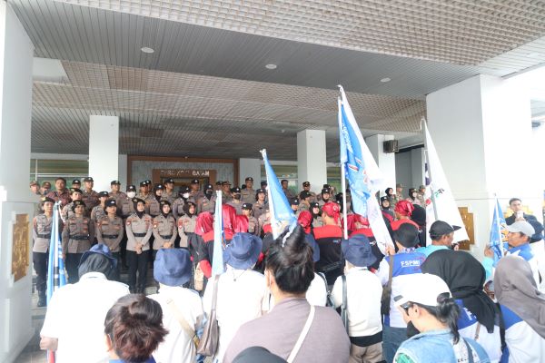Buruh Geruduk DPRD Batam, Desak Perlindungan Pekerja dan Kenaikan UMK 2027 hingga 9,5 Persen!